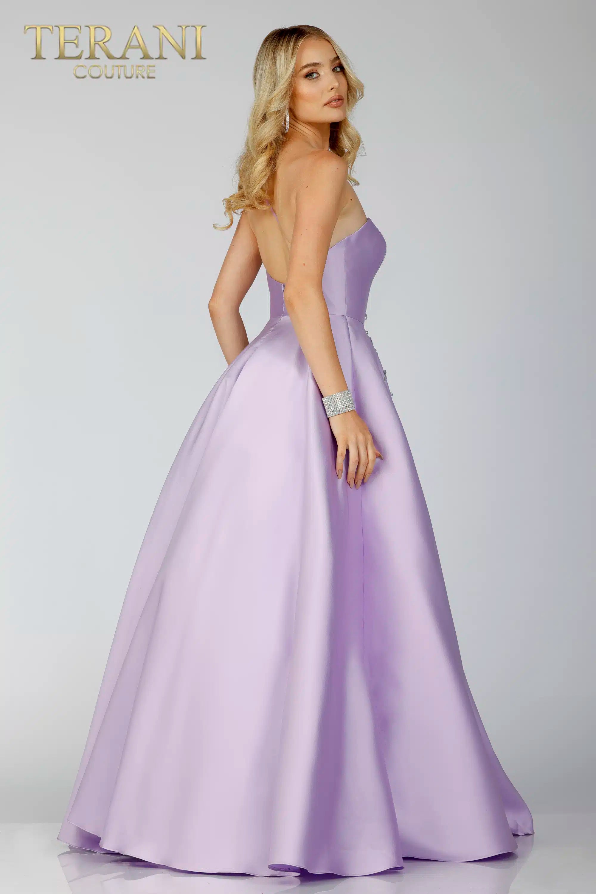 Welcome to WWW.SWANDRESSES.COM, your destination for authentic designer dresses. Discover our Elegant Maxi, Classic Cocktail, Sophisticated Sheath, Glamorous Mermaid, Timeless A-Line, Romantic Lace, Off-the-Shoulder, and High-Low Dresses. Perfect for weddings, galas, proms, and special occasions. Elevate your style 